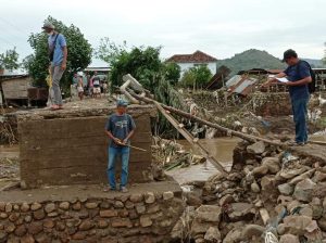 Taem PUPR Kabupaten Bima sedang mengukur jembatan desa Leu Kecamatan Bolo rusak akibat banjir