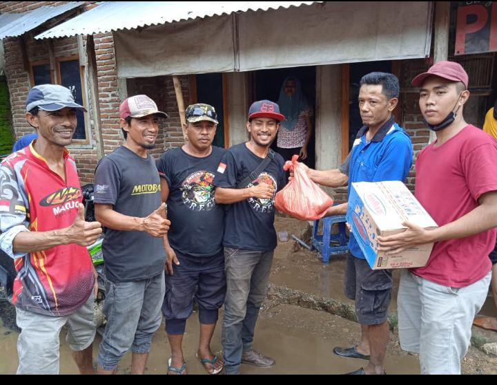Ketua dan anggota Trail Treco Bima menyerahkan bantuan sembako, diterima langsung Sekretaris desa Rabakodo, Kecamatan Woha Kabupaten Bima