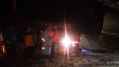 TRC BPBD dan Personil Polsek Woha Bersihkan Material Pohon Tumbang